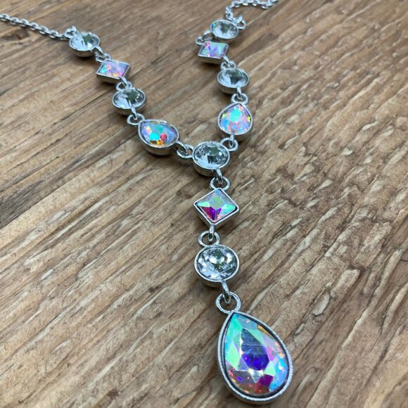 Paparazzi Forget the Crown Iridescent Rhinestone Y Necklace Earrings - Picture 4 of 7